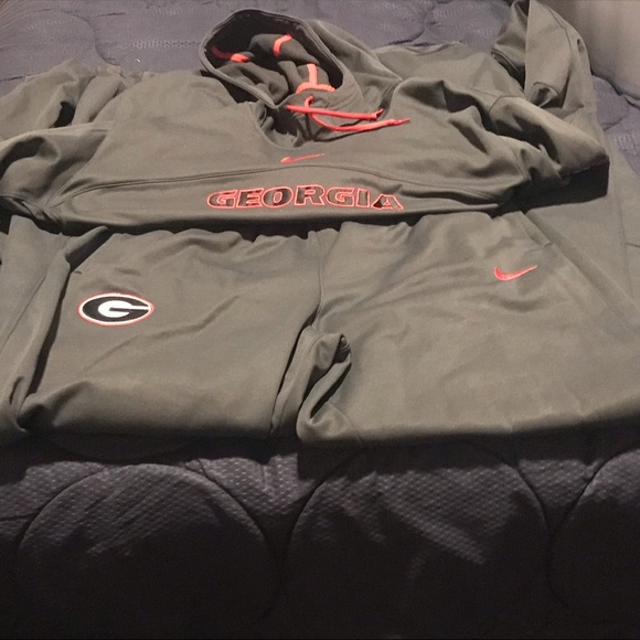 nike sweatsuit top and bottom